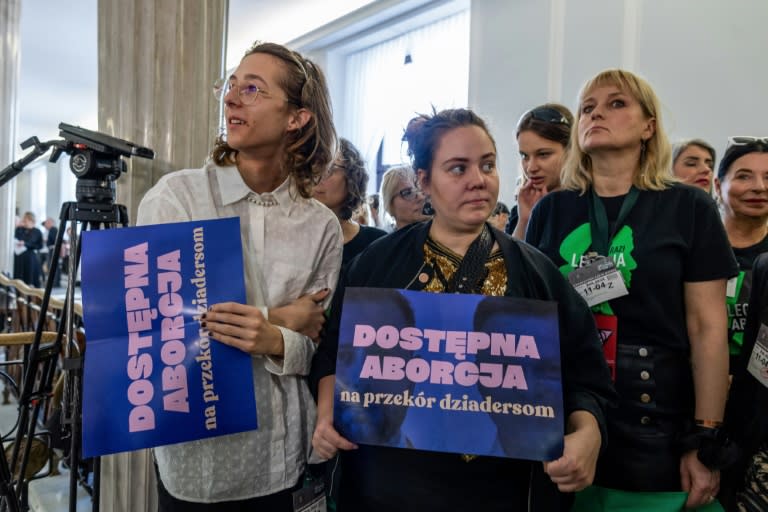 Unas activistas defienden la abolición del aborto el 11 de abril de 2024 en el Parlamento de Polonia, en Varsovia (Wojtek Radwanski)