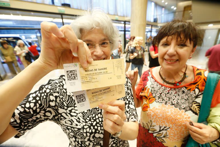 Dos pacientes espectadoras, felices tras conseguir sus entradas gratis en la Noche de los Teatros 