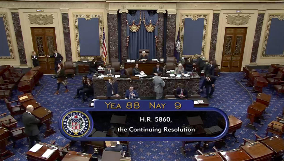 Esta imagen tomada de un video del Senador de Estados Unidos muestra el resultado de la votación, 88-9, para un proyecto de ley de financiación temporal en el Senado, en el Capitolio de Washington, el sábado 30 de septiembre de 2023. Esta semana se dijo falsamente que el congreso de Estados Unidos aprobó un programa para condonar la deuda de millones de personas procedentes de Latinoamérica. (Senate Television vía AP)