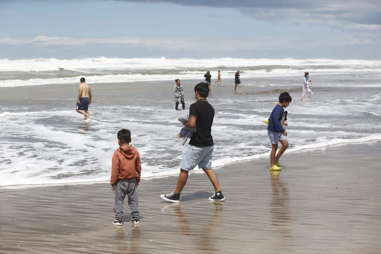 Por la tarde, algunos intrépidos se animaron a darse un chapuzón y desafiar el inusual frío de Pinamar