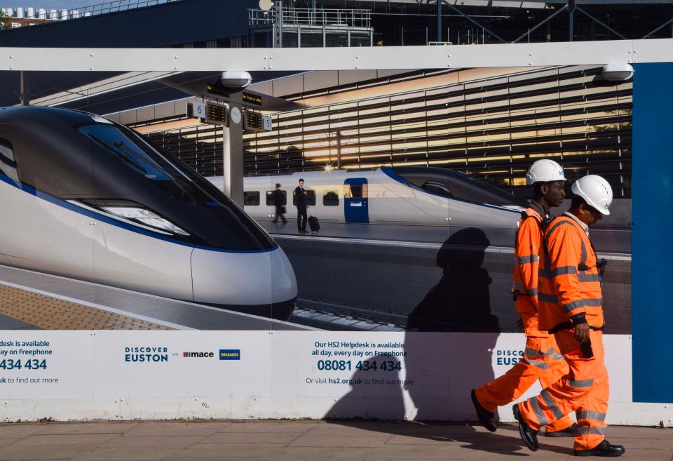 London, UK. 25th September 2023. Workers walk past the HS2 construction site at Euston, as reports suggest that part of the High Speed 2 rail line, between Birmingham and Manchester, may be cut due to spiralling costs. Credit: Vuk Valcic/Alamy Live News