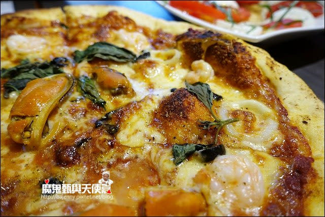 《小姑食記》捷運板橋車站/新板特區美食～誠品新板店Alleycat's Pizza巷貓餐廳板橋親子餐廳