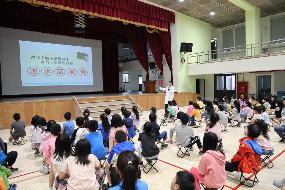 花蓮慈院慢性腎臟病防治中心首場學童衛教在中華國小登場，校長率全校師生，一起與醫護為護腎愛腎加強知識努力。