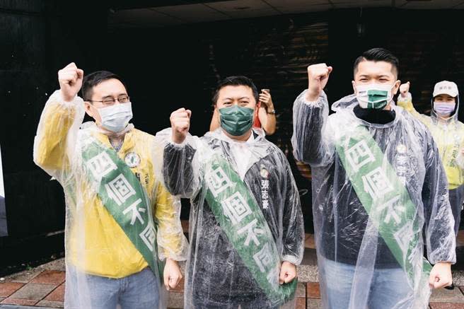 民進黨新北巿議員張志豪、台北市議員參選人趙怡翔及新北市議員參選人李宇翔今（22）日一早在新北市中和大路口合體宣講。（張志豪服務處提供）