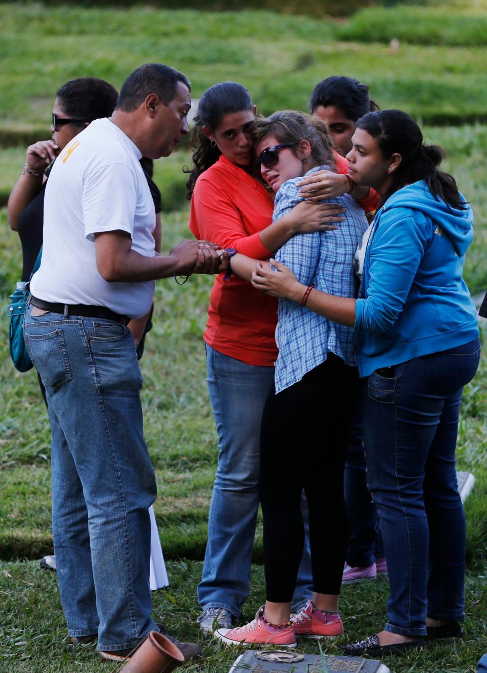 Vanessa Eisig llora la muerte de su amigo Robert Redman, asesinado en una protesta contra el gobierno de Nicolás Maduro el 14 de febrero de 2014 (AP Photo/Fernando Llano)