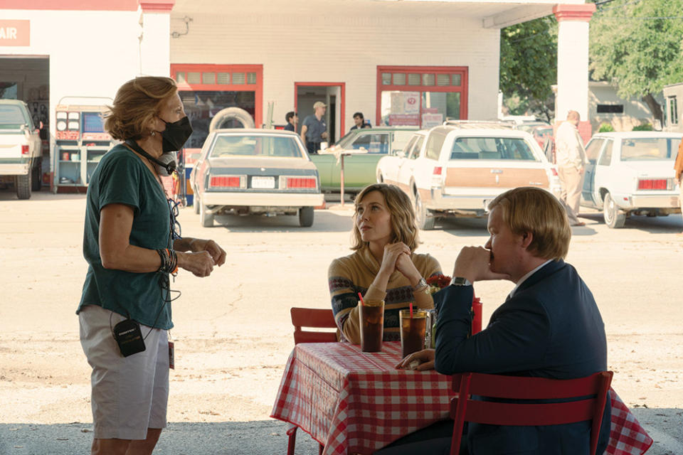 Glatter (left) on the set of Love & Death with Olsen as Candy Montgomery and Jesse Plemons as her lover, Allan Gore.