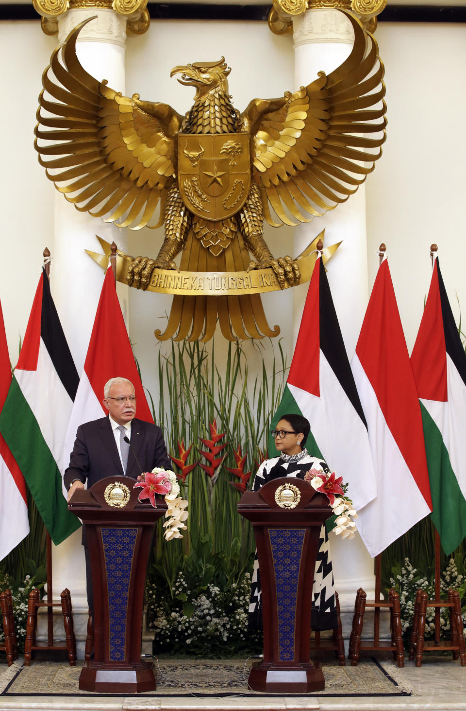 Palestinian Foreign Minister Riyad al-Maliki, left, talks to journalists during a joint press conference with Indonesian Foreign Minister Retno Marsudi in Jakarta, Indonesia, Tuesday, Oct. 16, 2018. (AP Photo/Achmad Ibrahim)