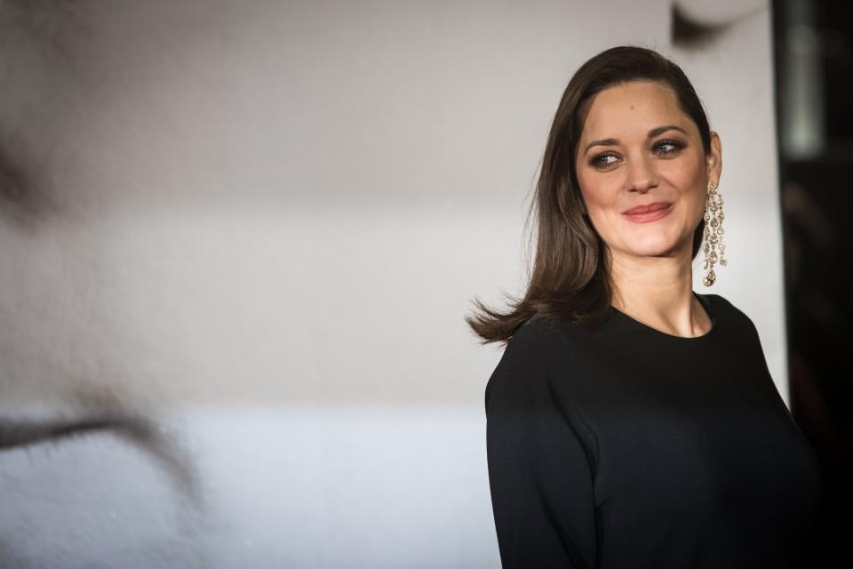 <p>„Sollte Le Pen gewinnen, leiste ich Widerstand“. Ihre Abneigung gegen Marine Le Pen hat die Schauspielerin Marion Cotillard („Inception“) schon vor Monaten in etlichen Interviews dargelegt. Der “Welt am Sonntag” sagte die 41-Jährige im Dezember: „Natürlich weiß ich nicht, was passiert, sollte sie wirklich gewinnen. Aber ich bin zutiefst davon überzeugt, dass wir letztlich, wenn es zur Wahl geht, viel klüger sind und dass uns etwas wachrüttelt und sagt, das können wir Frankreich nicht antun.“ Stark anzunehmen, dass sie am Wahltag für Emmanuel Macron stimmt. (Bild: AP Photo)</p>