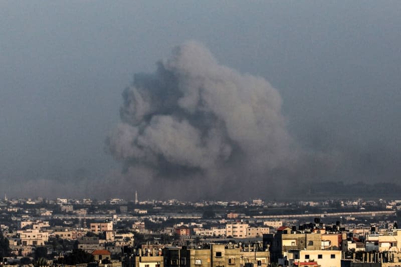 Smoke rises from buildings after an Israeli air strike on the city of Khan Younes. Abed Rahim Khatib/dpa