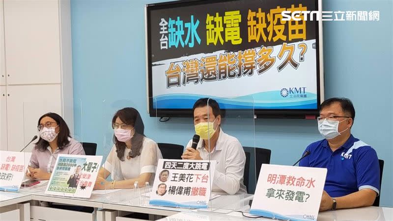 國民黨團總召費鴻泰、書記長鄭麗文、首席副書記長陳玉珍、立委李德維今日召開線上記者會，為因應防疫，現場除了設有隔板、全體戴口罩外，也堅守室內5人以下原則，不開放媒體進場採訪。（圖／國民黨團提供）