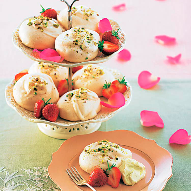 Merengues de pistacho y fresitas con crema de vainilla