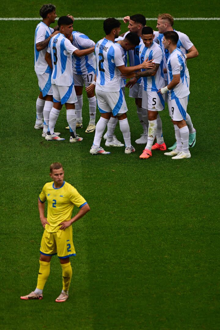 Los futbolistas argentinos festejan el primer gol del partido contra Ucrania, marcado por Thiago Almada en Lyon.