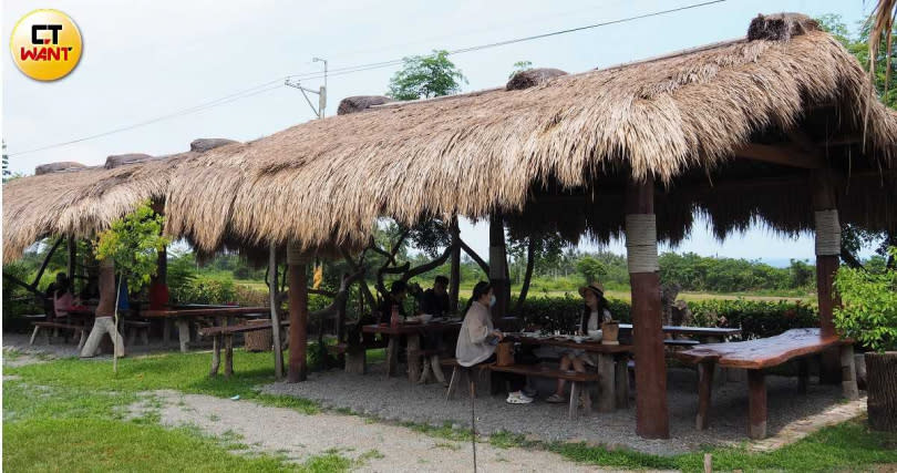 「達麓岸」意指阿美族人狩獵時的山中小屋與田園中的小茅屋，所以用餐時也是坐在仿茅草屋的戶外區。（圖／魏妤靜攝）