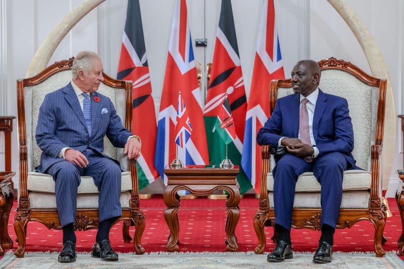 FOTO DE ARCHIVO. El rey Carlos III de Reino Unido se reúne con el presidente de Kenia, William Ruto, en la Casa de Estado en Nairobi, Kenia