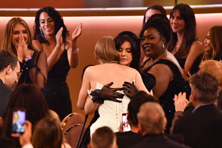 Taylor Swift abraza a Lana del Rey al momento de ganar el premio Grammy por el mejor álbum