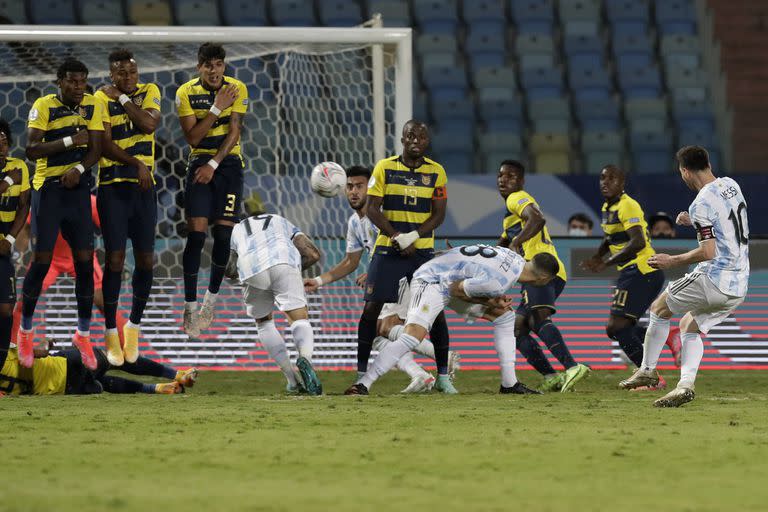 El tiro libre de Lionel Messi será el tercer gol de Argentina ante Ecuador.