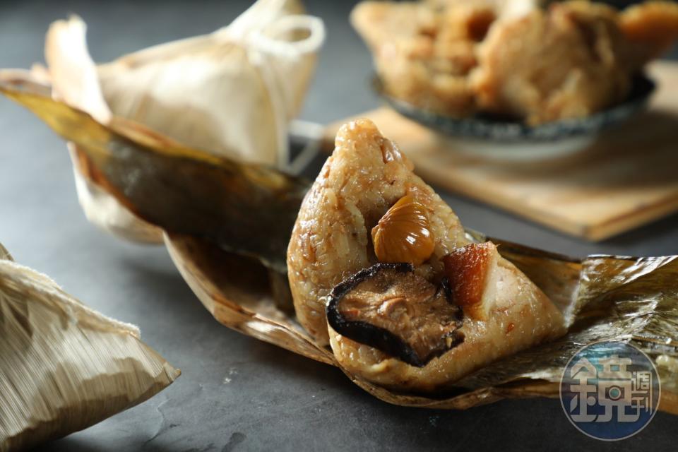 「阿瑞官粿店」的「肉粽」散發以豬油炒出的油蔥香氣，一打開就誘人食欲。（75元／顆）