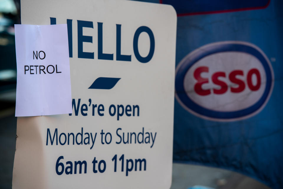 Gasolinera británica en la que se anuncia la escasez de combustible. (Photo by Chris J Ratcliffe/Getty Images)