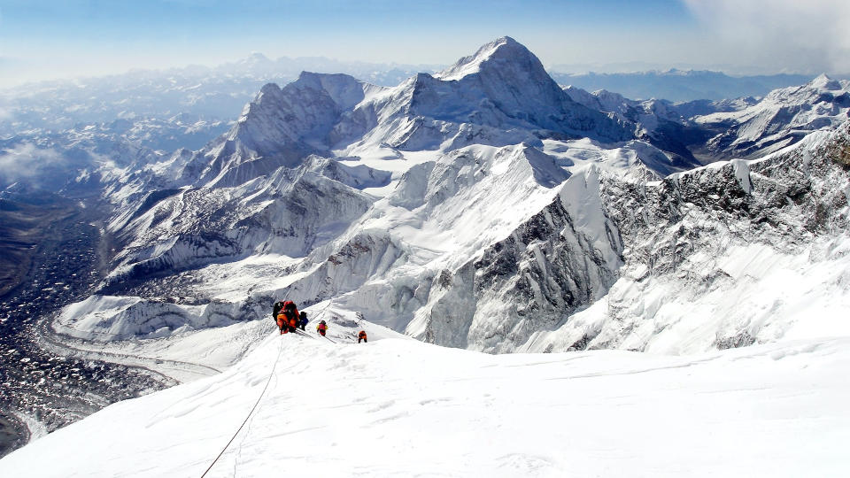 Everestā kāpj kalnos kāpēji