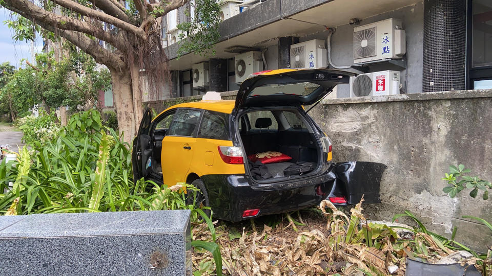 台北市南港區今天下午2時驚傳一輛計程車失控自撞衛福部側門矮牆，警方調查了解，為經葉姓男駕駛因疲勞駕駛和操作不當所致，並排除有酒駕狀況，葉男隨後送醫治療中。（翻攝照片）