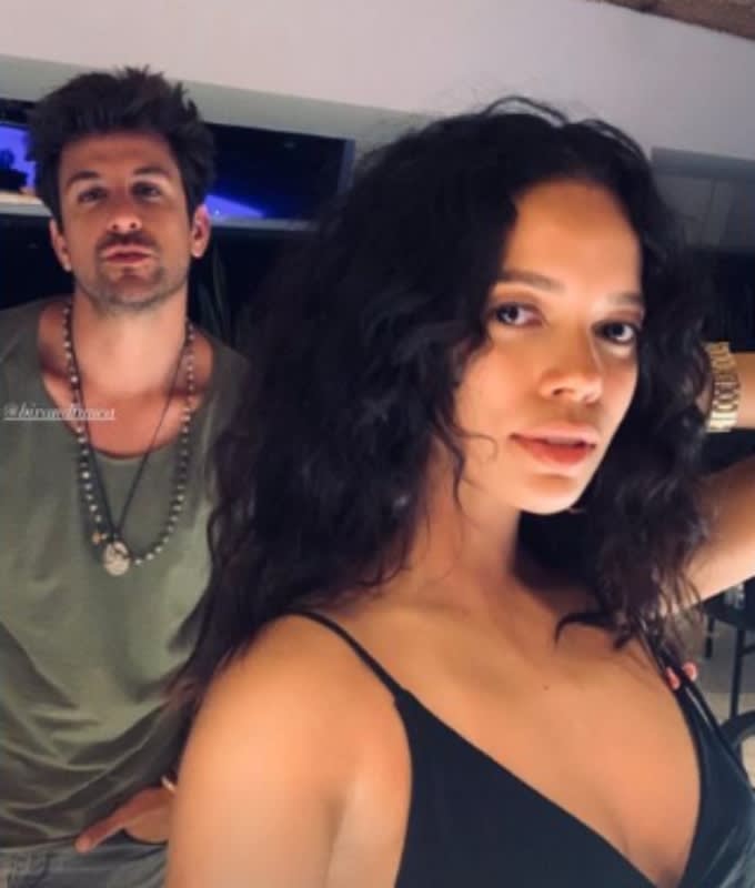 Birand Tunca (Erkenci kus) con su pareja, la modelo Káren Moura