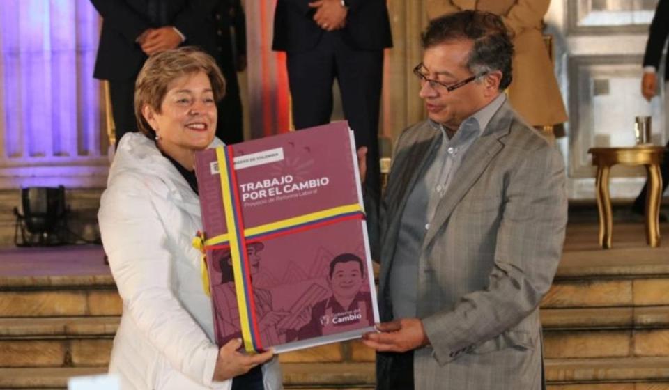 Gloria Inés Ramírez, ministra de Trabajo, y el presidente Gustavo Petro. Foto: Presidencia.