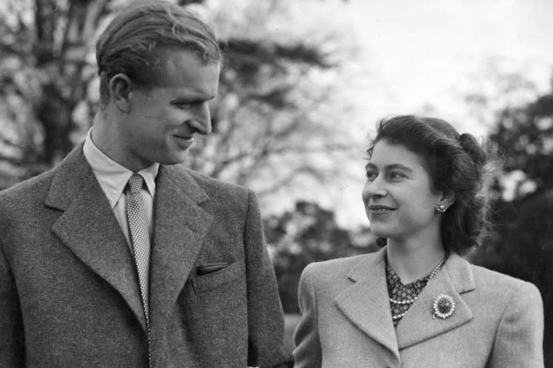 英國女王伊麗莎白與王夫菲利普，攝於1947年（AP）