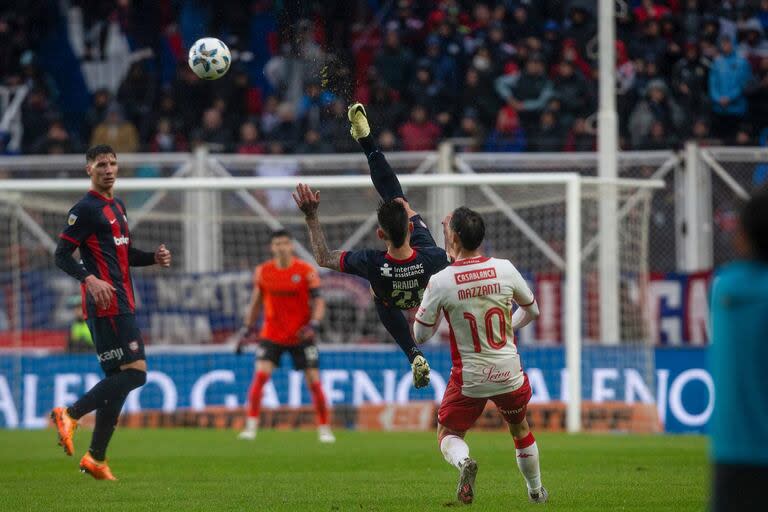 Escena del partido que disputan San Lorenzo y Huracán