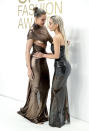 Khloe Kardashian, izquierda, y Kim Kardashian asisten a los Premios de Moda CFDA en Cipriani South Street el lunes 7 de noviembre de 2022 en Nueva York. (Foto Evan Agostini/Invision/AP)