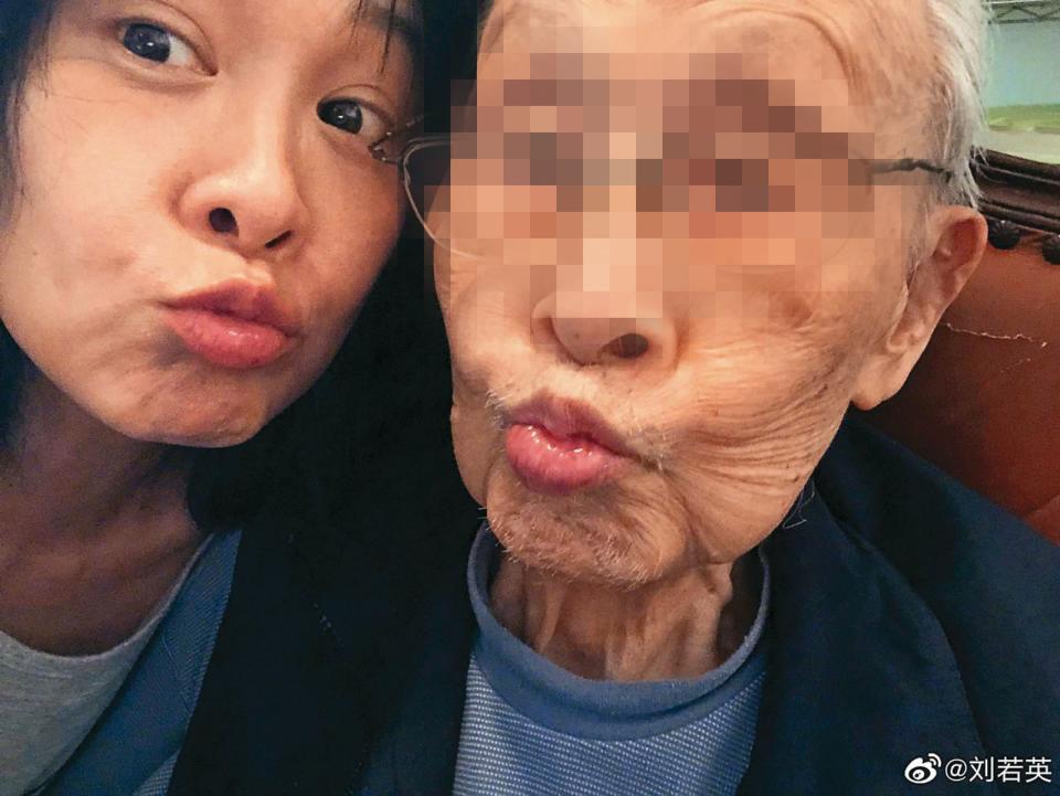 劉若英曾經po過與父親合照；2010年92歲的爸爸走了，她曾寫：「爸爸，雖然你忘了說再見，但我們都知道，你很愛我們…我們也真的很愛你…。」（翻攝自劉若英微博）