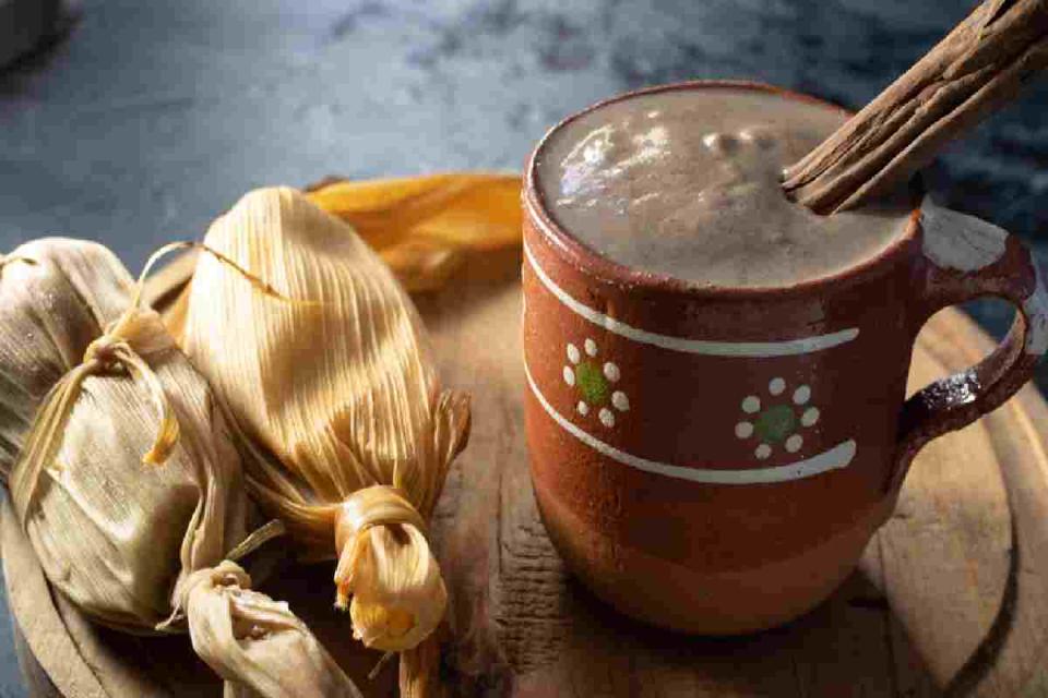 Champurrado de chocolate con masa / atole para acompañar la rosca