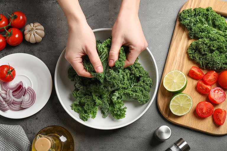 Una dieta a base de plantas consiste sobre todo en verduras, frutas, frijoles, legumbres, cereales y frutos secos, con poco o nada de carne, lácteos ni pescado