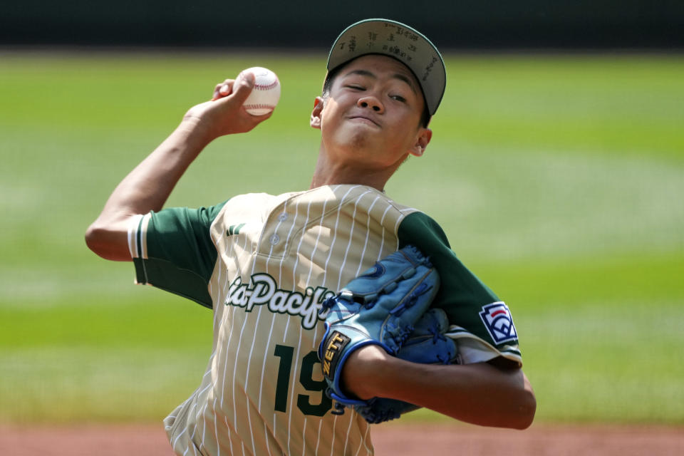 Lai Cheng-Xi dari Taiwan melakukan lemparan pada inning pertama pertandingan bisbol Kejuaraan Internasional melawan Venezuela di turnamen Little League World Series di South Williamsport, Pa., Sabtu, 24 Agustus 2024. (Foto AP/Gene J. Puskar)