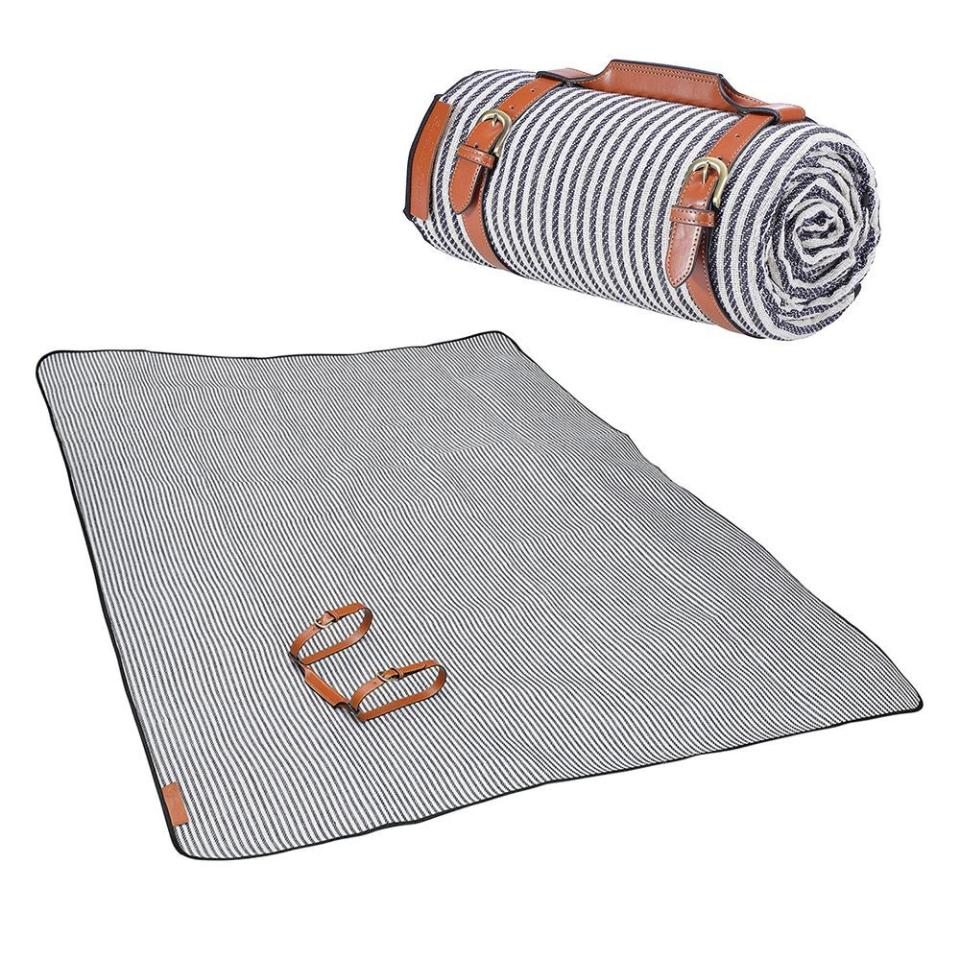 14) Extra Large Waterproof Blanket