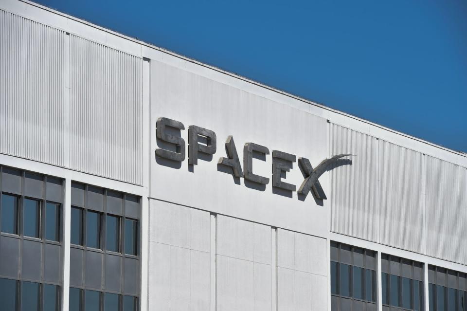 SpaceX's plan to build a global, high-speed wireless internet network using