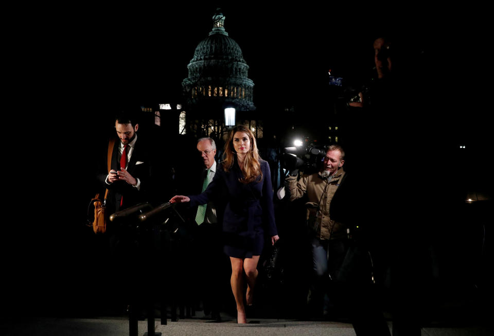 <p>La directora de comunicaciones de la Casa Blanca, Hope Hicks, se marcha tras acudir a una reunión del Comité de Inteligencia de la Cámara de Representantes en el Capitolio, Washington (EE.UU.). La fotógrafa cuenta que tras siete horas de espera, la escena solo duró unos pocos minutos resumidos en una carrera febril. El objetivo era mostrar que la política se mantuvo firme. Ambas, eran los dos únicas mujeres en la escena.<br><br>Foto: REUTERS/Leah Millis </p>