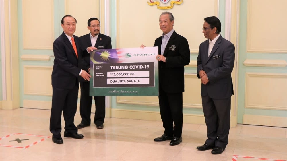 Vehicle fleet management service provider Spanco represented by Tan Sri Robert Tan Hua Choon has contributed RM2 million in the fight against Covid-19 pandemic. — Picture via Facebook/ Muhyiddin Yassin