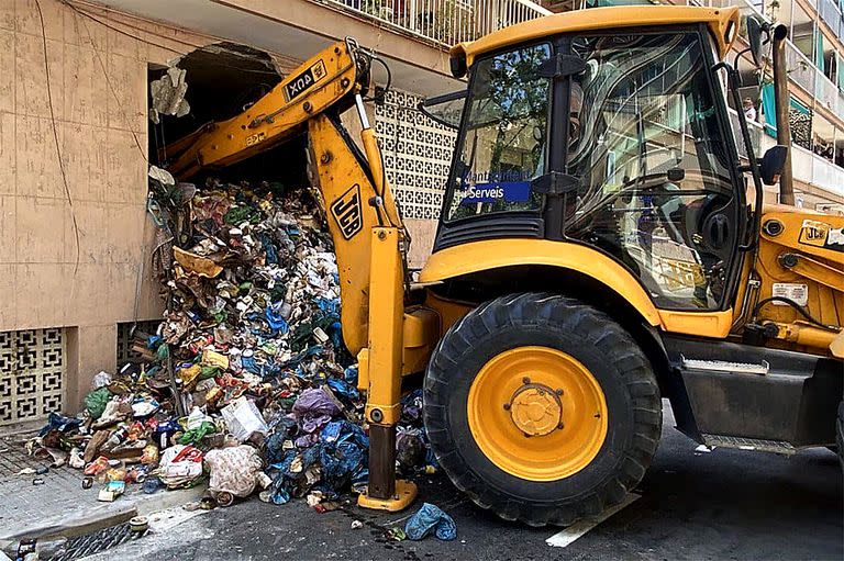 Una excavadora trabaja en la vivienda del hombre rescatado