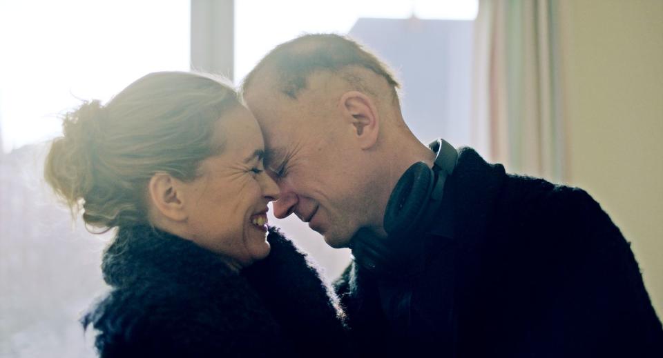 Beim Besuch seiner Schwester Lisa (Nina Hoss) in den Schweizer Alpen will sich Sven (Lars Eidinger) von einer Knochenmarktransplantation erholen. (Bild: Leonine)