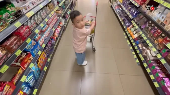 Ukkasya belanja di supermarket. (Foto: YouTube/The Sungkars)