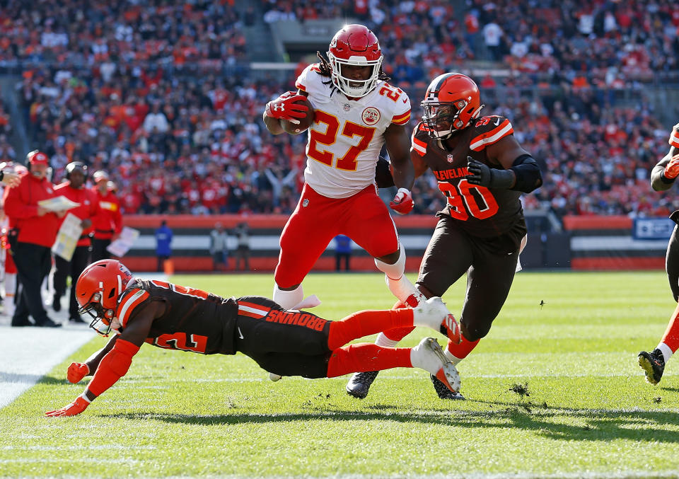 <p>Kareem Hunt #27 of the Kansas City Chiefs avoids a tackle by Jabrill Peppers #22 of the Cleveland Browns during the second quarter at FirstEnergy Stadium on November 4, 2018 in Cleveland, Ohio. (Photo by Kirk Irwin/Getty Images) </p>