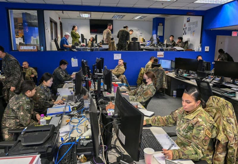 South Korean and US soldiers of the Combined Air Component Command conduct the Freedom Shield 2024 exercise at the Korean Air and Space Operations Center in Osan Air Base. -/YNA/dpa