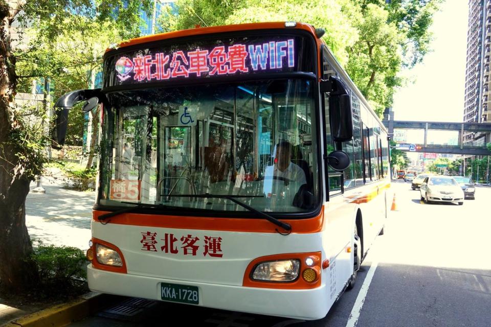 網友質疑新北市公車提供的免費WiFi登入畫面竟使用華為介面。（新北市交通局提供）