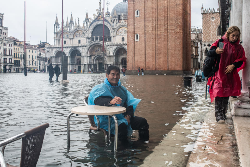 L'Amministrazione comunale di Venezia presenterà richiesta di stato di crisi alla Regione Veneto. Il sindaco Brugnaro: "Tutti i cittadini e le imprese raccolgano materiale utile a dimostrare i danni subiti con fotografie, video, documenti o altro nei prossimi giorni comunicheremo le modalità precise per la richiesta di contributo". Disposta intanto la chiusura delle scuole di Venezia e isole di ogni ordine e grado. (Photo by Giacomo Cosua/NurPhoto via Getty Images)