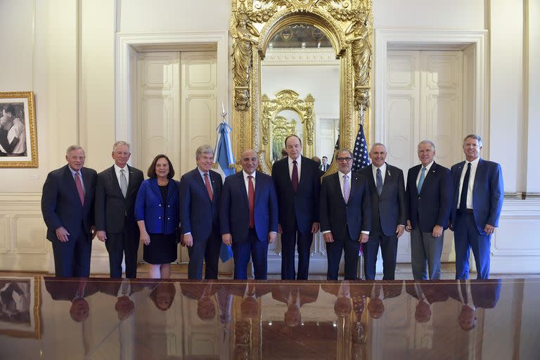 El jefe de Gabinete, Juan Manzur, encabeza junto al embajador argentino Jorge Argüello, una reunión con senadores y funcionarios de Estados Unidos