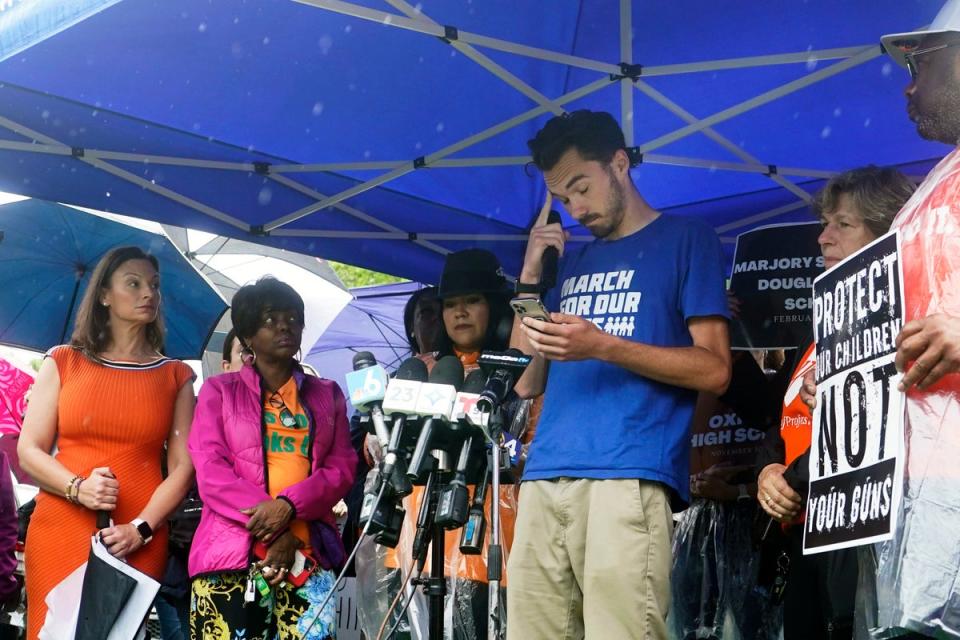 David Hogg, superviviente del tiroteo en la escuela de Parkland y cofundador de March for Our Lives, hace una pausa mientras habla durante una manifestación frente a la oficina del senador republicano Marco Rubio en Miami para pedir una reforma de armas el 3 de junio de 2022 (Wilfredo Lee/AP)