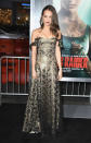 <p>Alicia Vikander glänzte in einem Abendkleid in Gold-Metallic von Louis Vuitton bei der “Tomb Raider“-Premiere in Los Angeles, das nicht zuletzt wegen seines spektakulären Herzdekolletés beeindruckte. (Bild: Getty Images) </p>