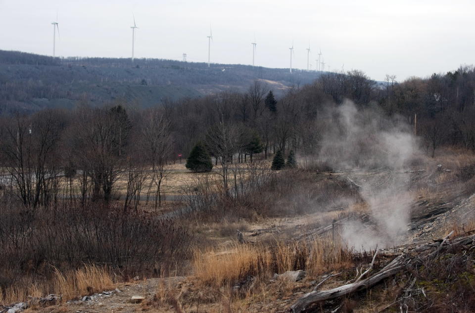 Una de las bocas de humo que manan del subsuelo de Centralia, en Pensilvania (EE.UU.). AFP PHOTO/DON EMMERT (Photo credit should read DON EMMERT/AFP via Getty Images)