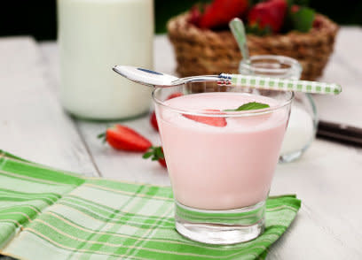 <b>Yogurt.</b> Una taza de yogurt blanco contiene el <b>calcio</b> requerido para procesar las hormonas que inducen al sueño. Te proponemos esta combinación: yogurt, plátano, almendras, miel y hojuelas de avena.