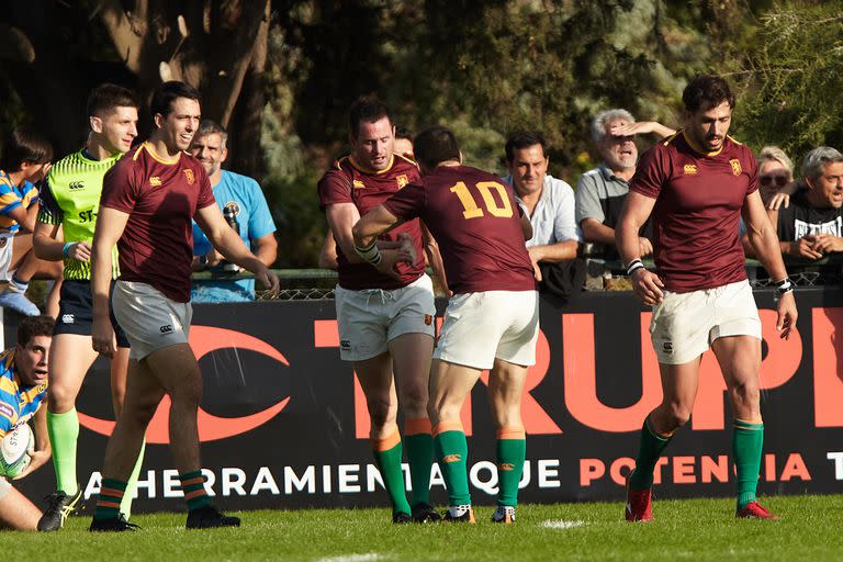 Juntos son una sociedad maravillosa de rugby; Gonzalo Gutiérrez Taboada, gran estratego y ejecutor, congratula a Canario Gosio, un formidable rugbier a sus 40.